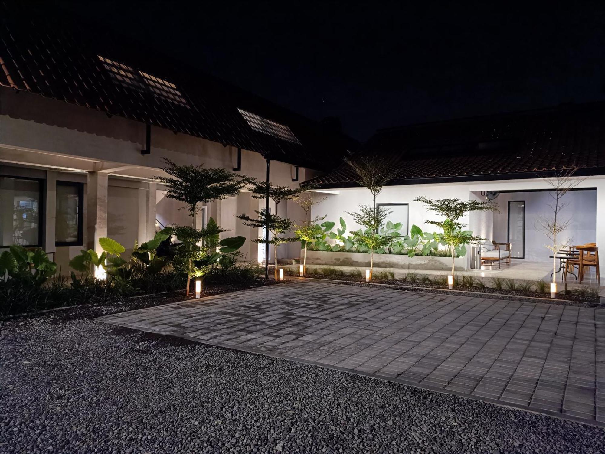 Fx Stay & Coffee Yogyakarta Exterior photo