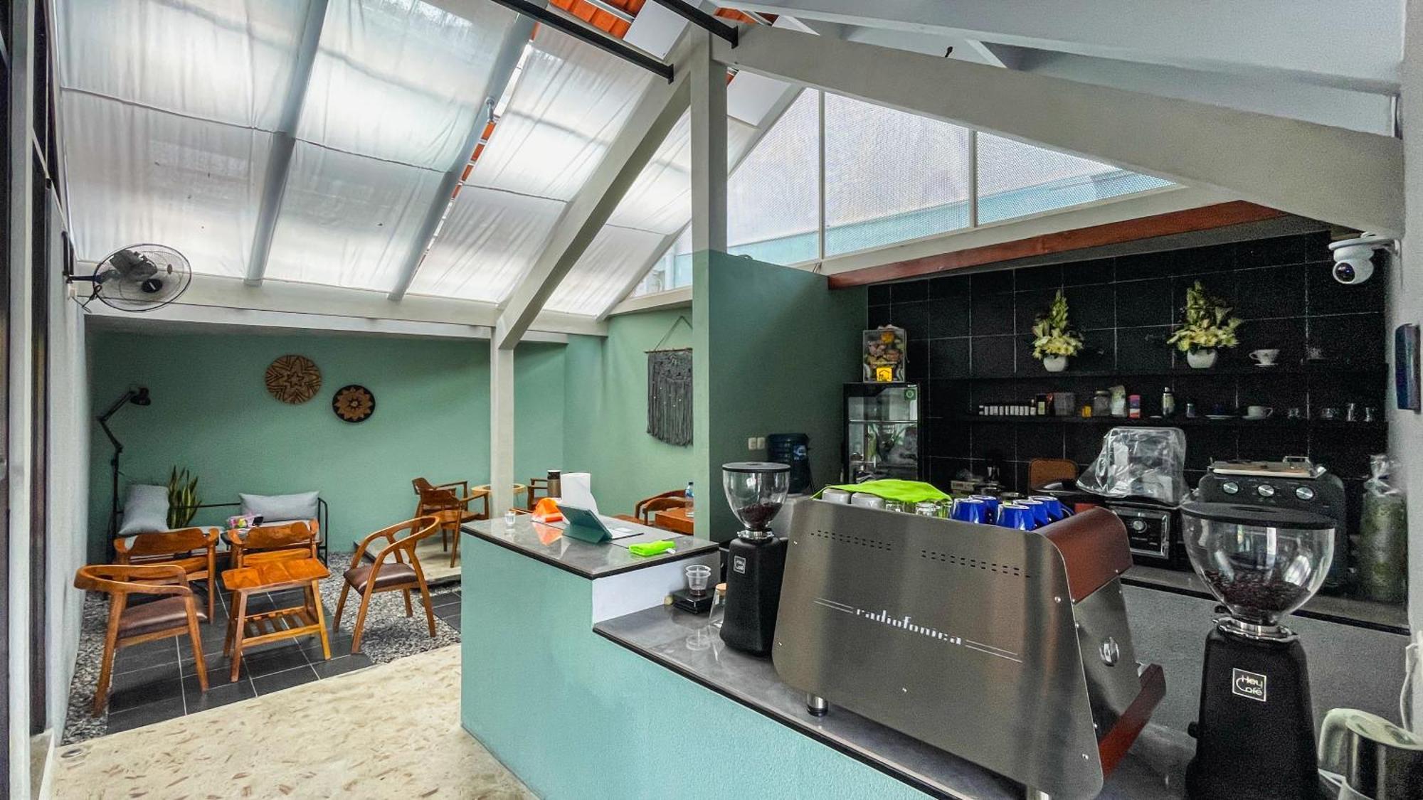 Fx Stay & Coffee Yogyakarta Exterior photo